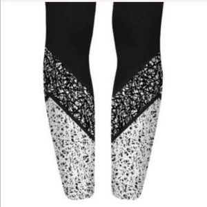Black/white legging with lower abstract design PS